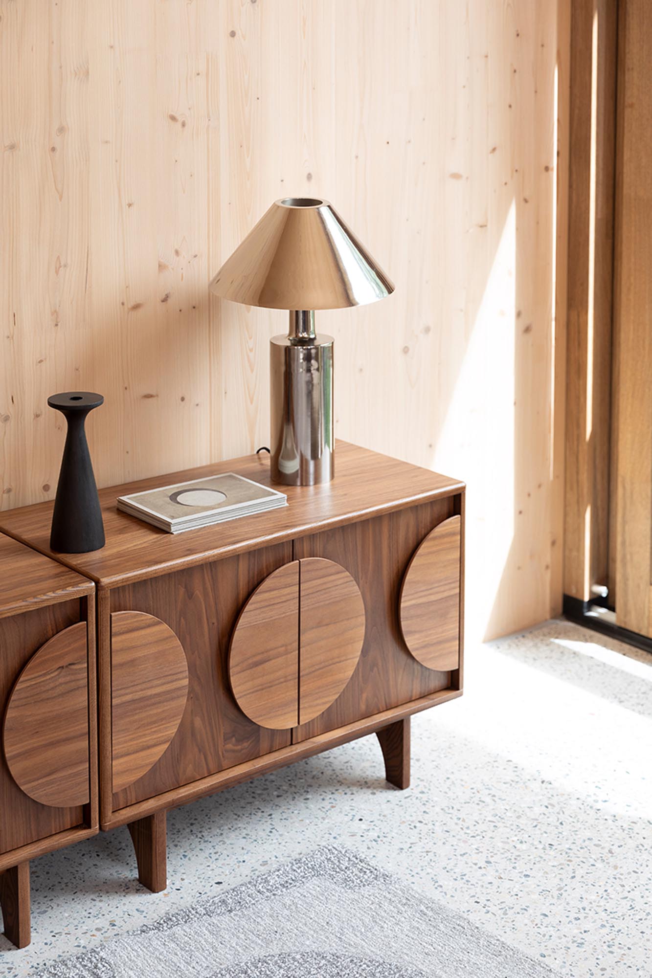 Sideboard Groove 2 Doors in Walnut präsentiert im Onlineshop von KAQTU Design AG. Sideboard ist von Zuiver