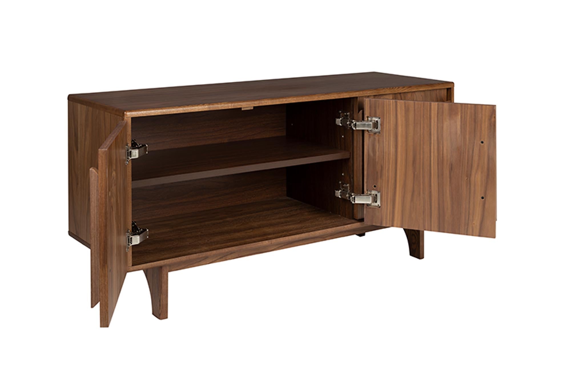 Sideboard Groove 3 Doors in Walnut präsentiert im Onlineshop von KAQTU Design AG. Sideboard ist von Zuiver