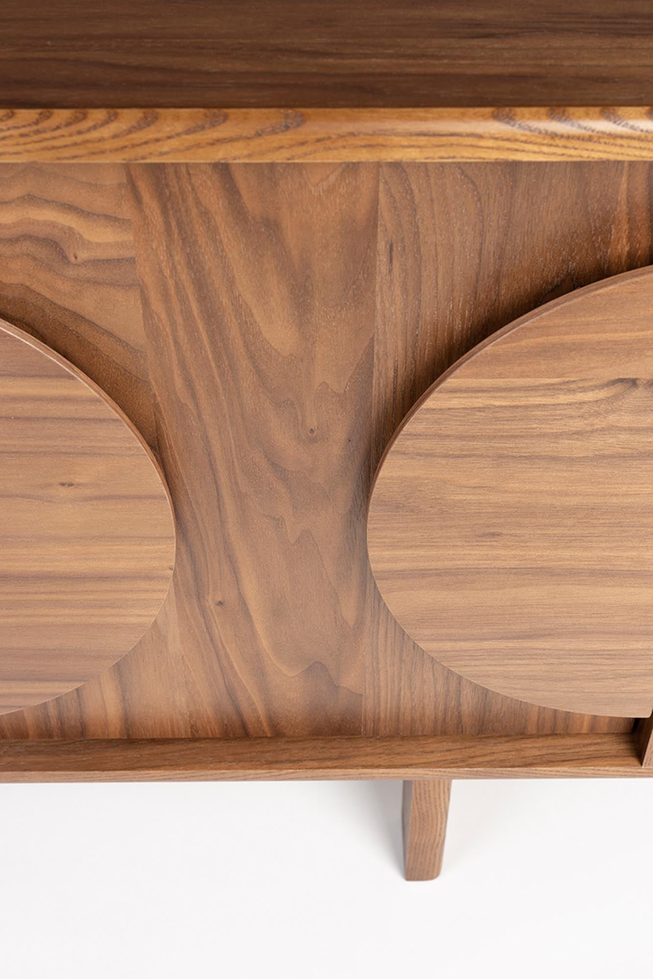 Sideboard Groove 3 Doors in Walnut präsentiert im Onlineshop von KAQTU Design AG. Sideboard ist von Zuiver