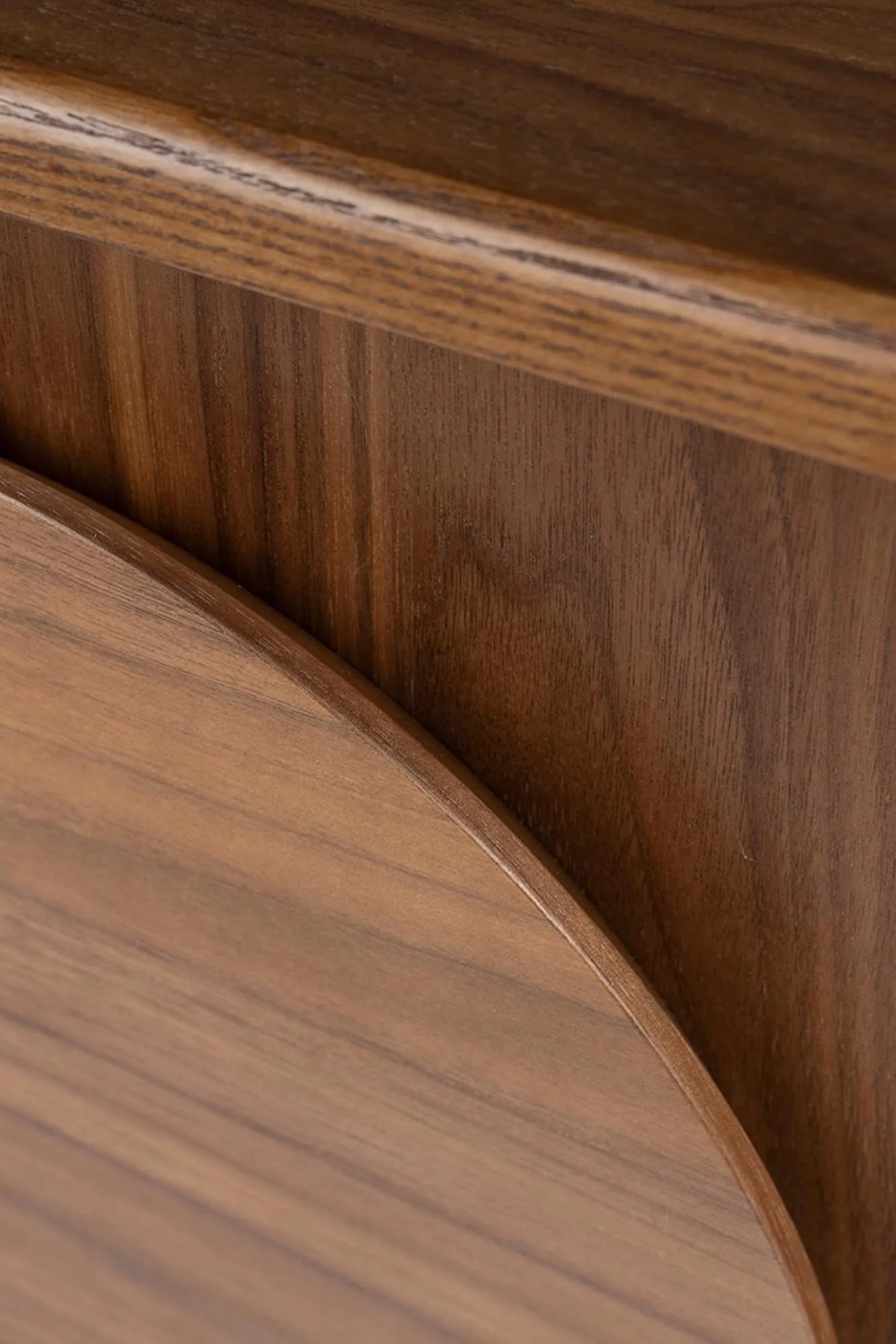 Sideboard Groove 3 Doors in Walnut präsentiert im Onlineshop von KAQTU Design AG. Sideboard ist von Zuiver