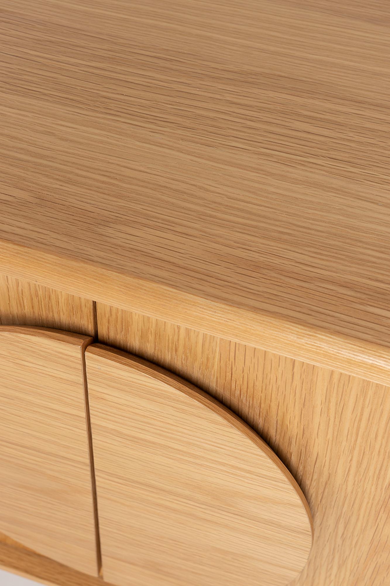 Elegantes Sideboard Groove mit 2 Türen im edlen Walnuss-Design.