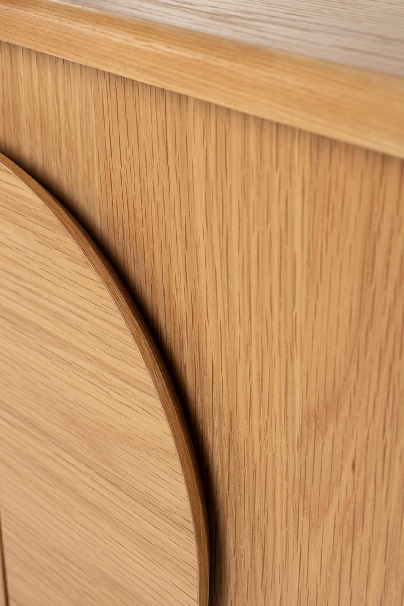 Sideboard Groove 2 Doors in Walnut präsentiert im Onlineshop von KAQTU Design AG. Sideboard ist von Zuiver