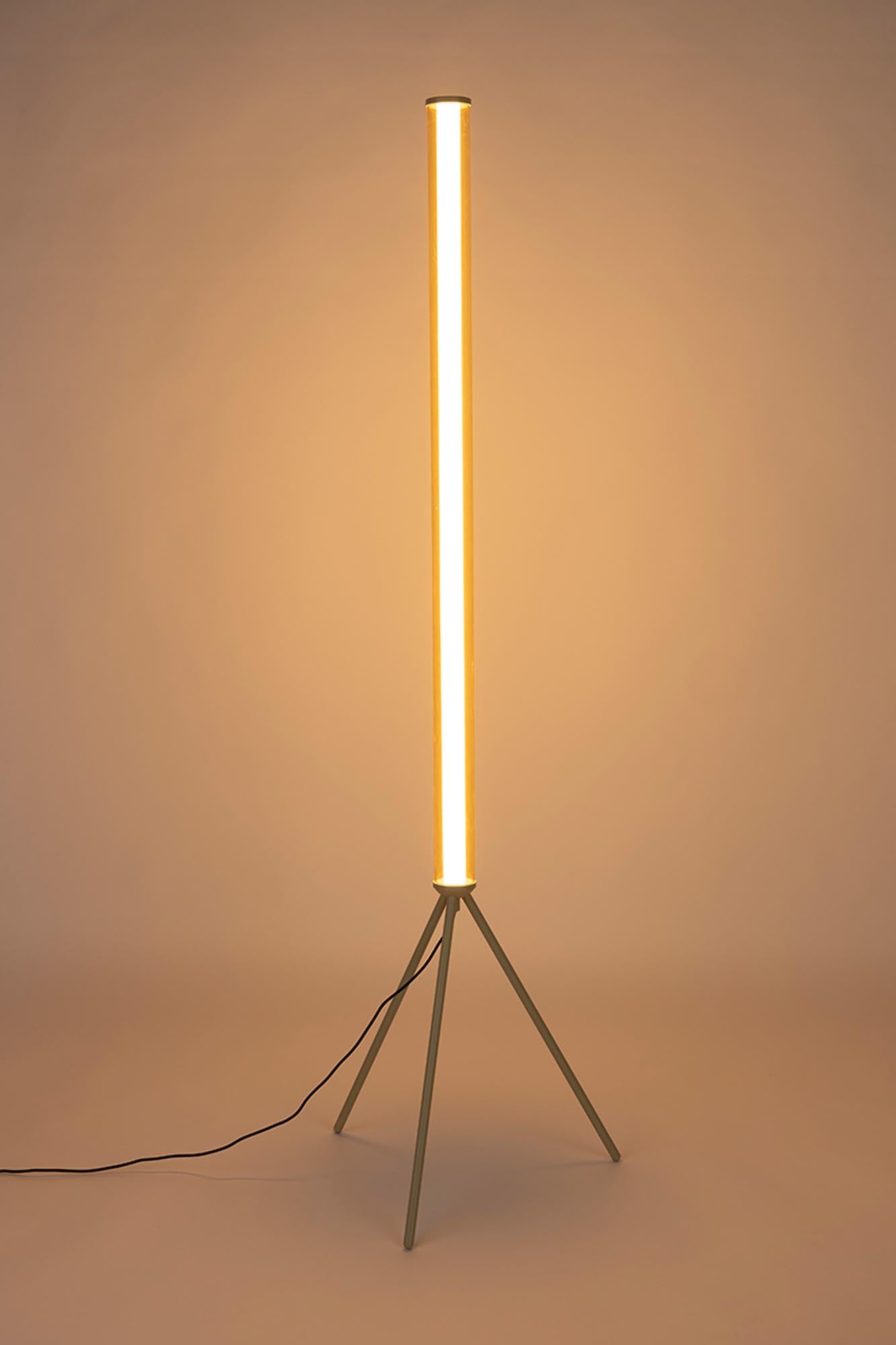 Elegante Stehleuchte Scotty von Zuiver: Metall in Brown Rice, bernsteinfarbenes Glas, 18W LED, dimmbar, stilvoll und funktional.
