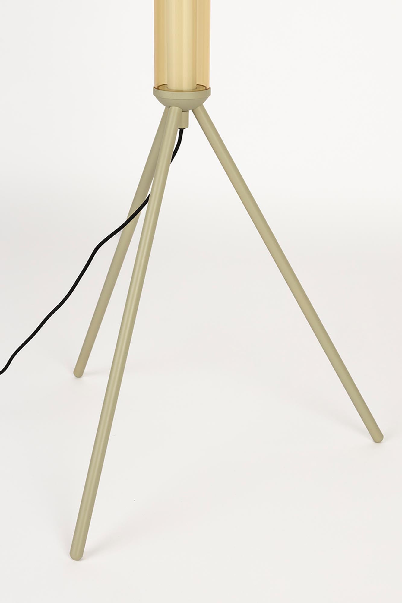 Die Scotty Stehleuchte von Zuiver vereint modernes Design mit warmem Licht. Ihr elegantes Metallgehäuse und der dimmbare Schalter schaffen eine gemütliche Atmosphäre.