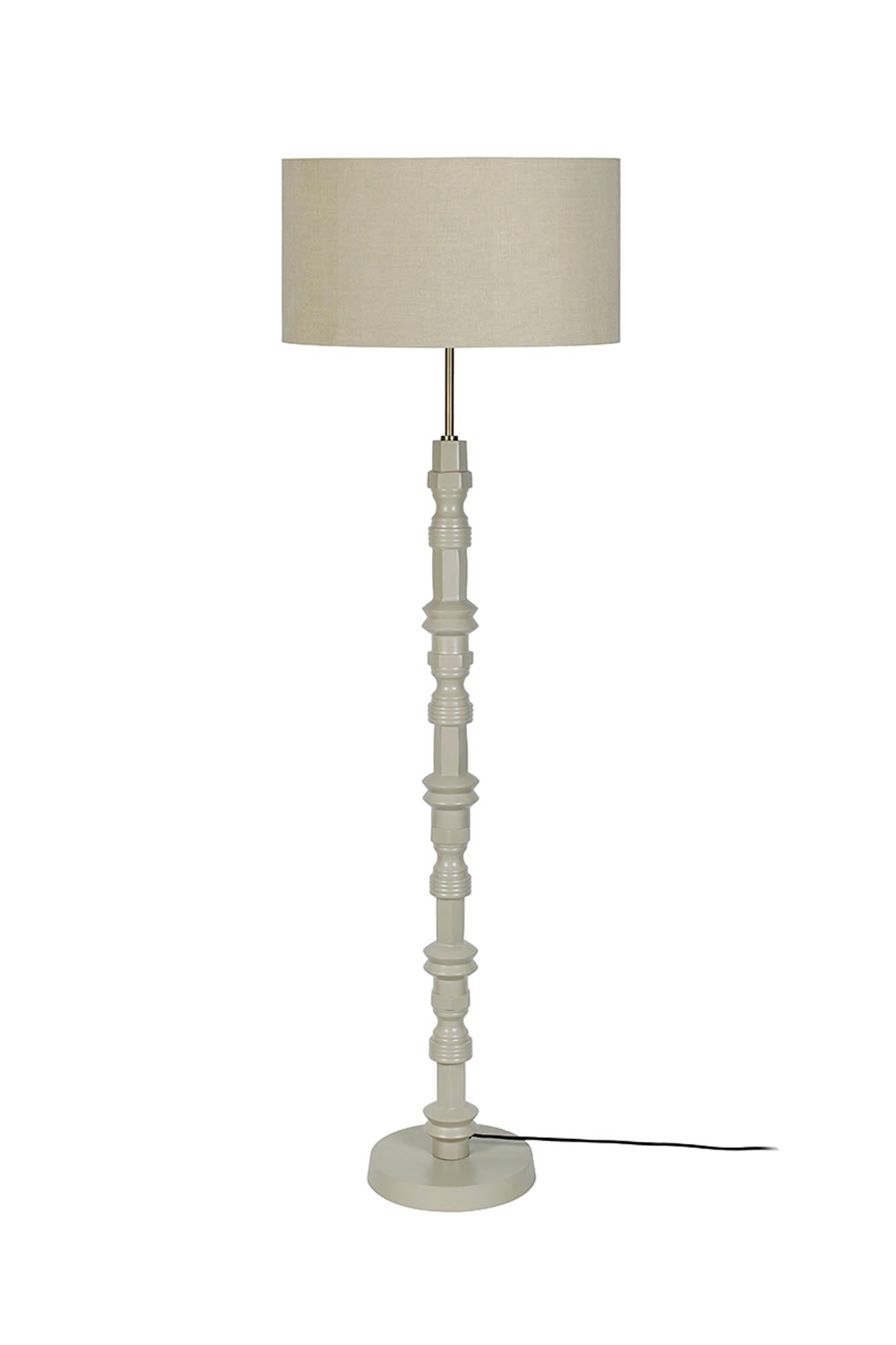  Stehleuchte Totem von Zuiver
Elegante Stehleuchte Totem mit Baumwollschirm und Eisenfuss.