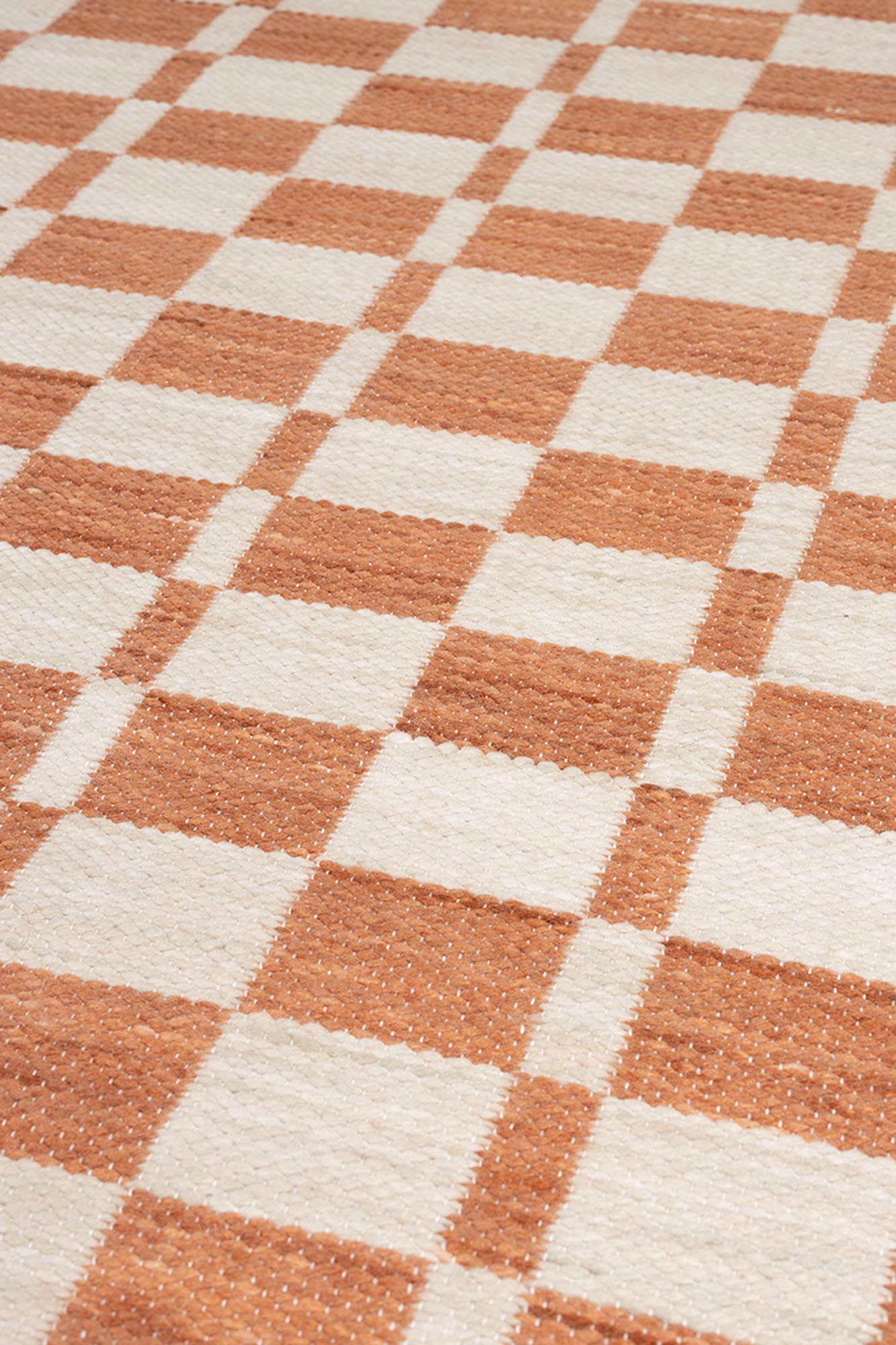 Der Teppich Checker von Zuiver, 160x230 cm, vereint Funktionalität und Stil. Perfekt für moderne Küchen, robust und pflegeleicht.
