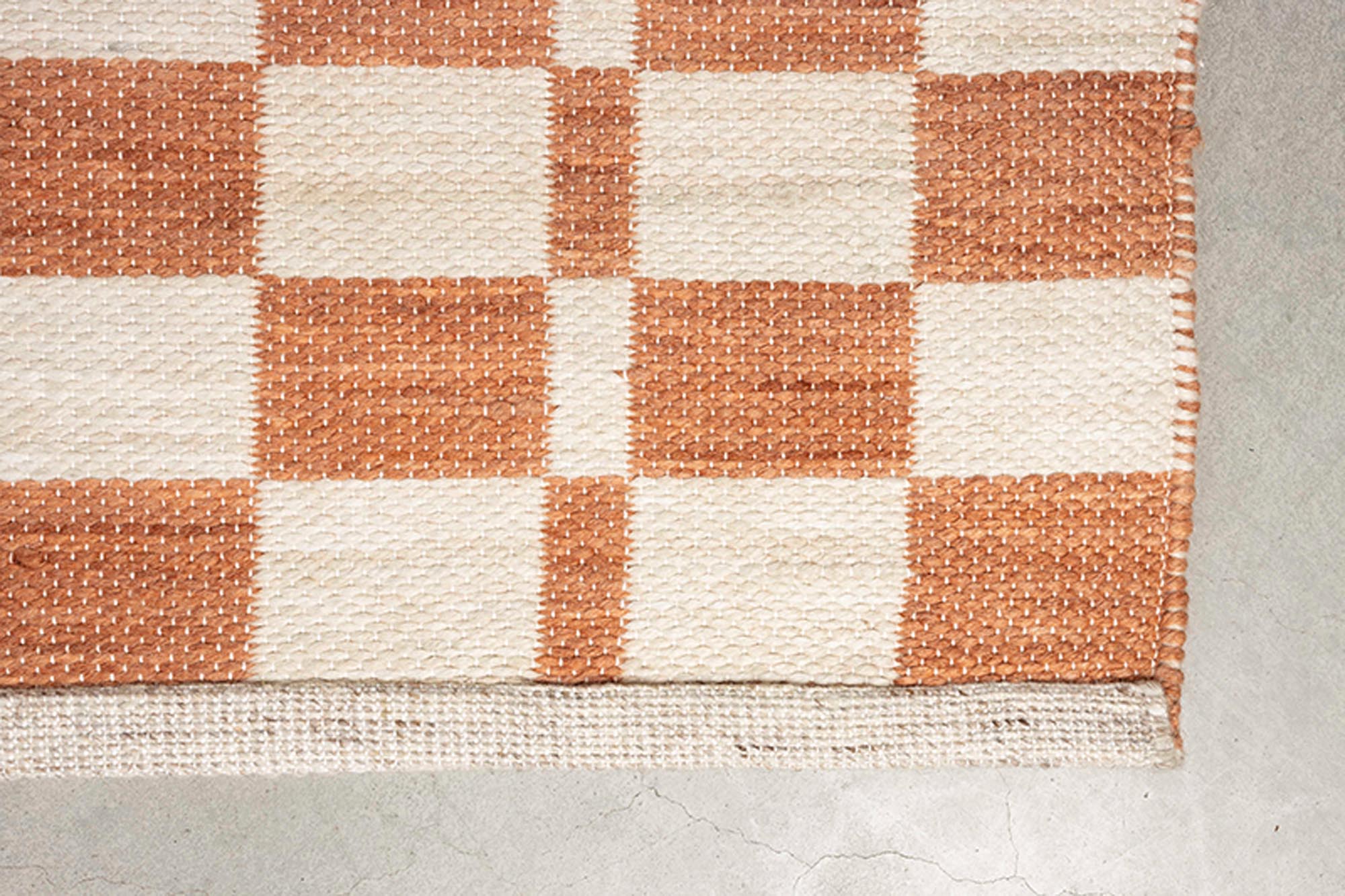 Der Teppich Checker von Zuiver vereint Stil und Funktionalität. Ideal für moderne Küchen, robust und pflegeleicht – ein Must-Have für jedes Zuhause!