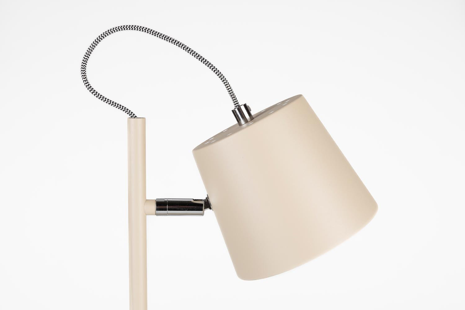 Tischlampe mit Schnallenkopf in Beige präsentiert im Onlineshop von KAQTU Design AG. Tischleuchte ist von Zuiver