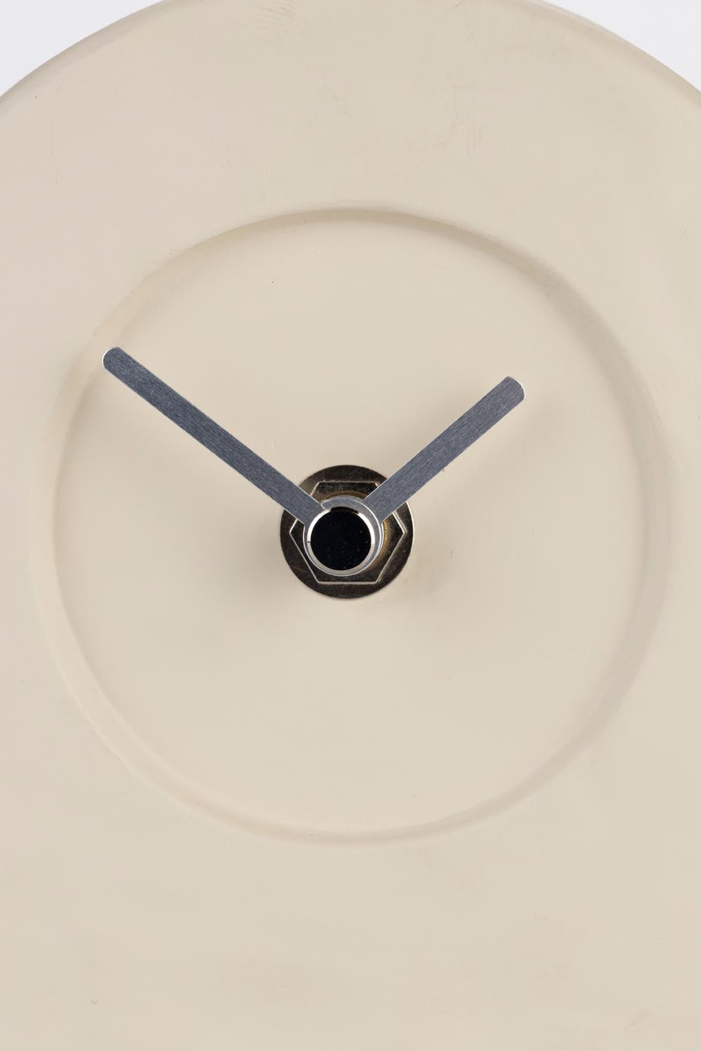 Oma Uhr in Beige präsentiert im Onlineshop von KAQTU Design AG. Tischuhr ist von Zuiver