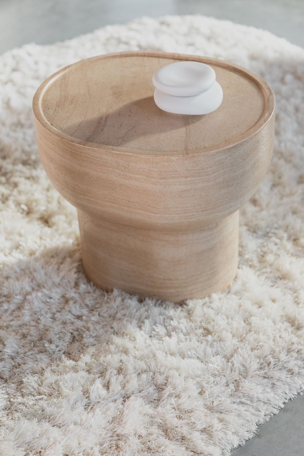 Eleganter ovaler Beistelltisch von Zuiver, gefertigt aus edlem Travertin. Minimalistisches Design, das jedem Raum einen Hauch von Luxus verleiht.