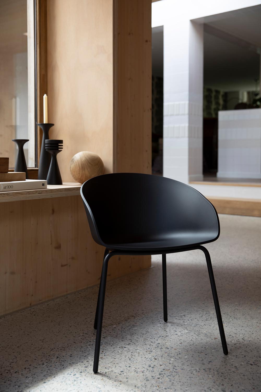 Kompakter Void Sessel in Schwarz von Zuiver, aus 90% recyceltem Kunststoff, ideal für stilvolles und nachhaltiges Wohnen.