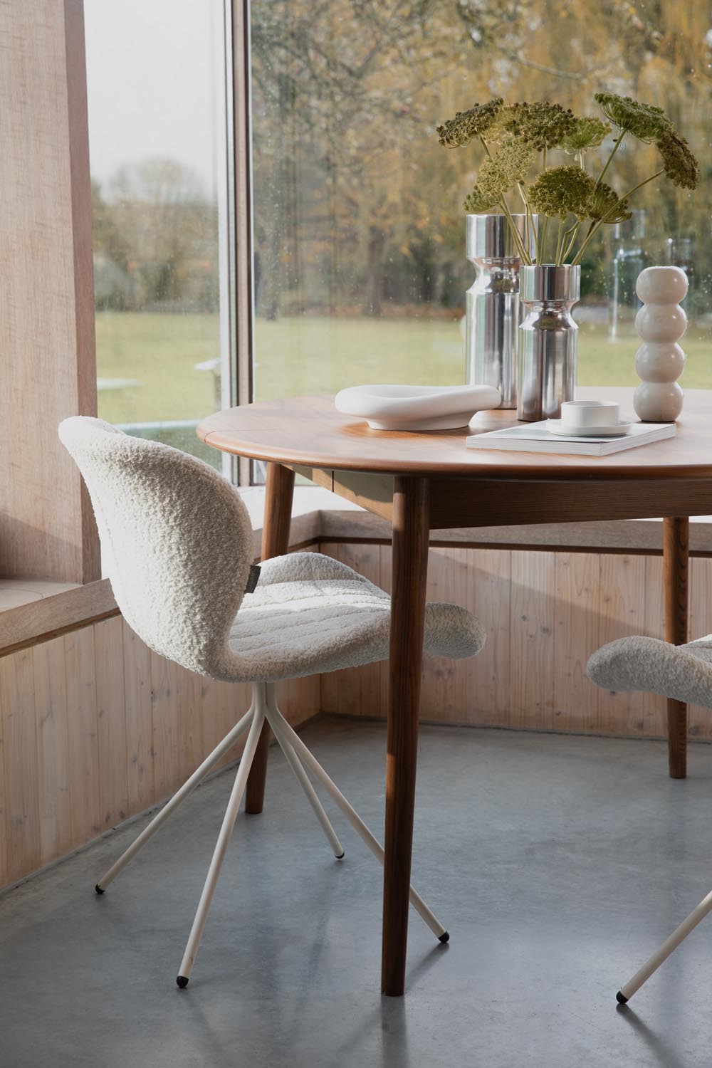 Vielseitiger Twist Tisch rund 120/160 cm aus Nussbaum, perfekt für jeden Anlass und Raum. Funktionalität trifft auf zeitloses Design.