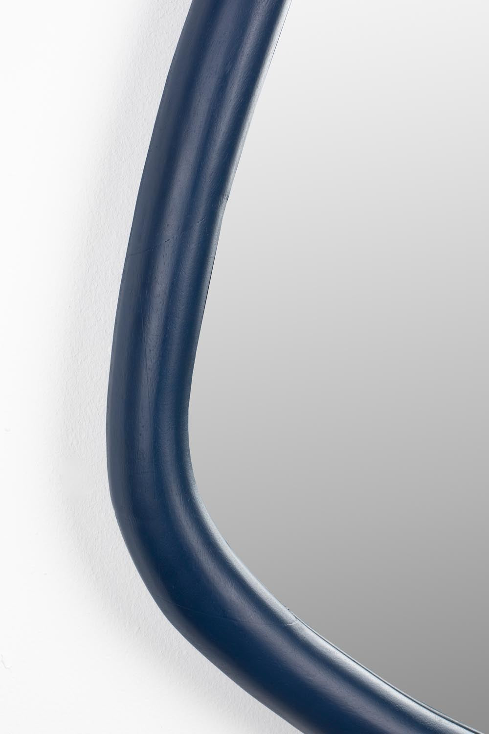 Looks Mirror M in Blue präsentiert im Onlineshop von KAQTU Design AG. Spiegel ist von Zuiver