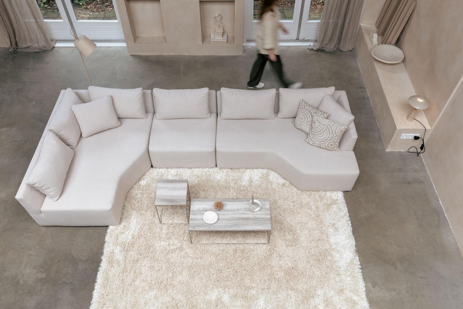 Eleganter Stray Couchtisch von Zuiver aus hochwertigem Marmor und robustem Grauguss. Ein zeitloses Design für jedes Zuhause.