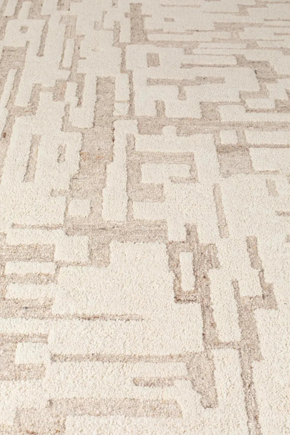 Eleganter Zuiver Hills Teppich: Handgewebt, 100% Wolle, zeitloses Design in Beige.