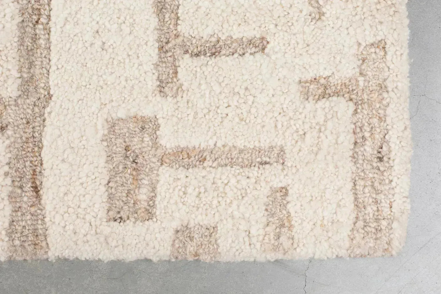 Zuiver Hills Teppich: Zeitloses Design für stilvolle Wohnräume.