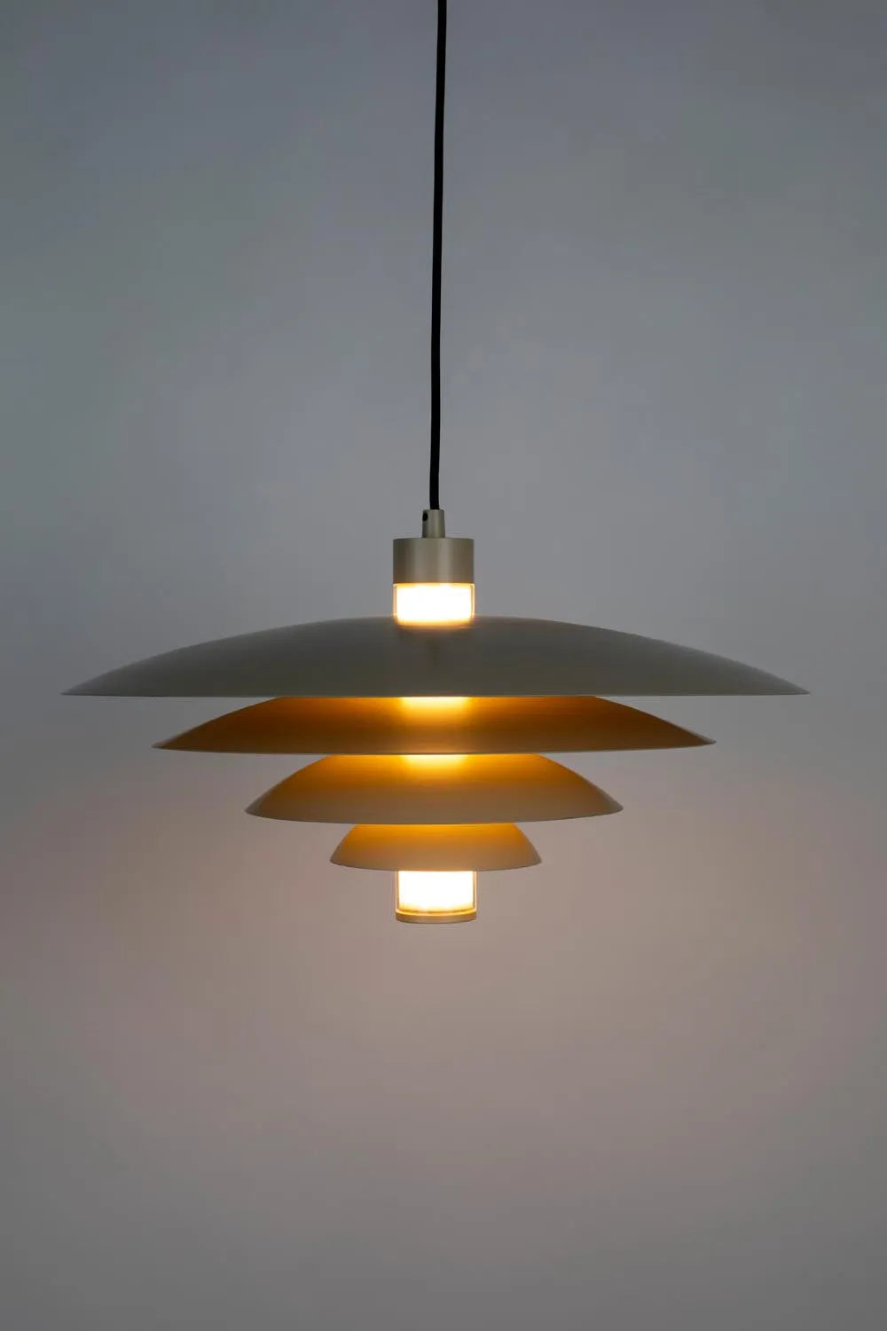 Cole Pendelleuchte in Beige präsentiert im Onlineshop von KAQTU Design AG. Pendelleuchte ist von Zuiver