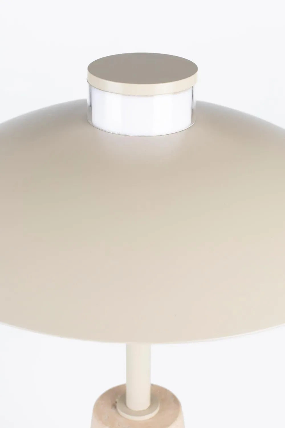 Cole Tischlampe in Beige präsentiert im Onlineshop von KAQTU Design AG. Tischleuchte ist von Zuiver