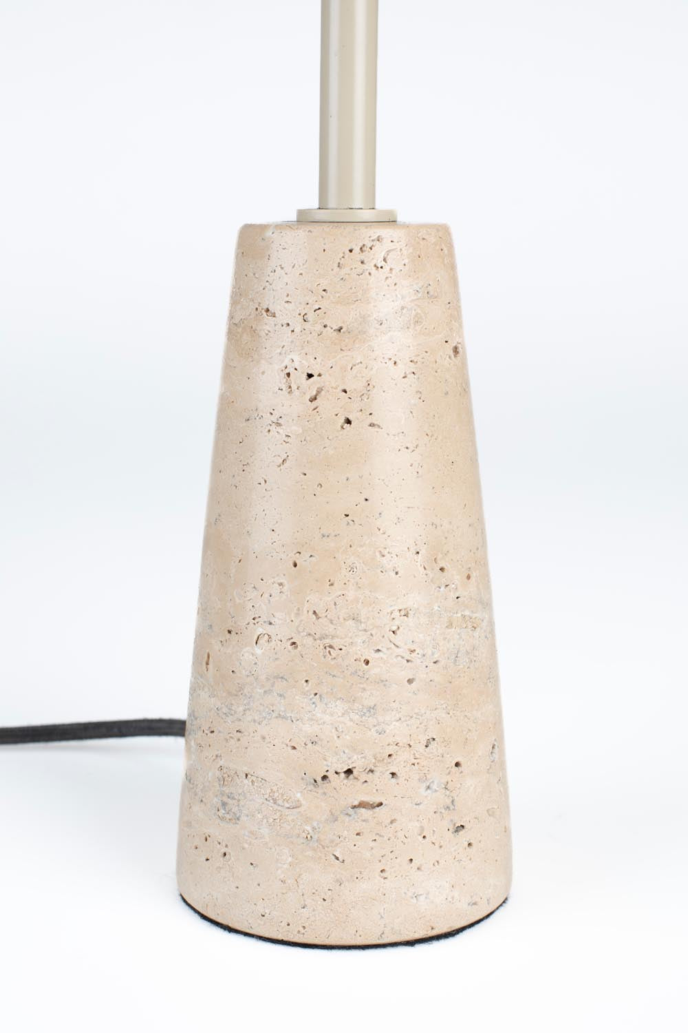 Cole Tischlampe in Beige präsentiert im Onlineshop von KAQTU Design AG. Tischleuchte ist von Zuiver