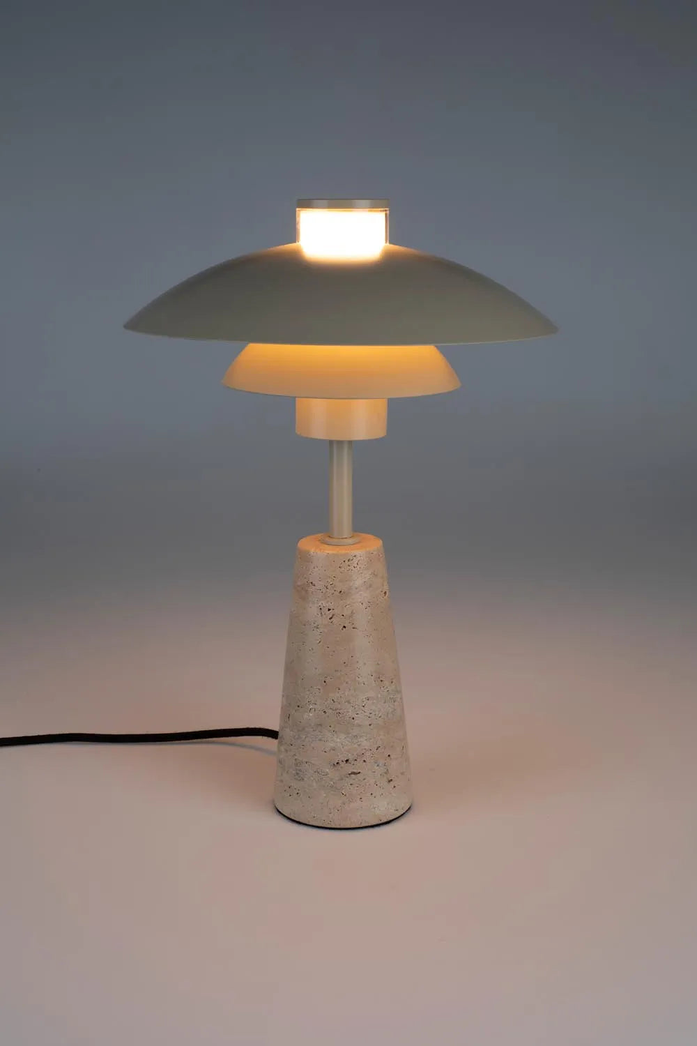 Cole Tischlampe in Beige präsentiert im Onlineshop von KAQTU Design AG. Tischleuchte ist von Zuiver