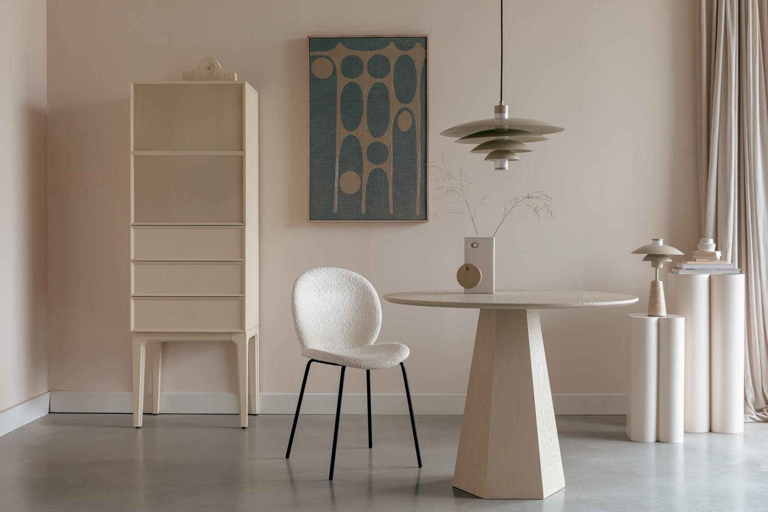 Pilar Table Naturreis in Beige präsentiert im Onlineshop von KAQTU Design AG. Esstisch ist von Zuiver