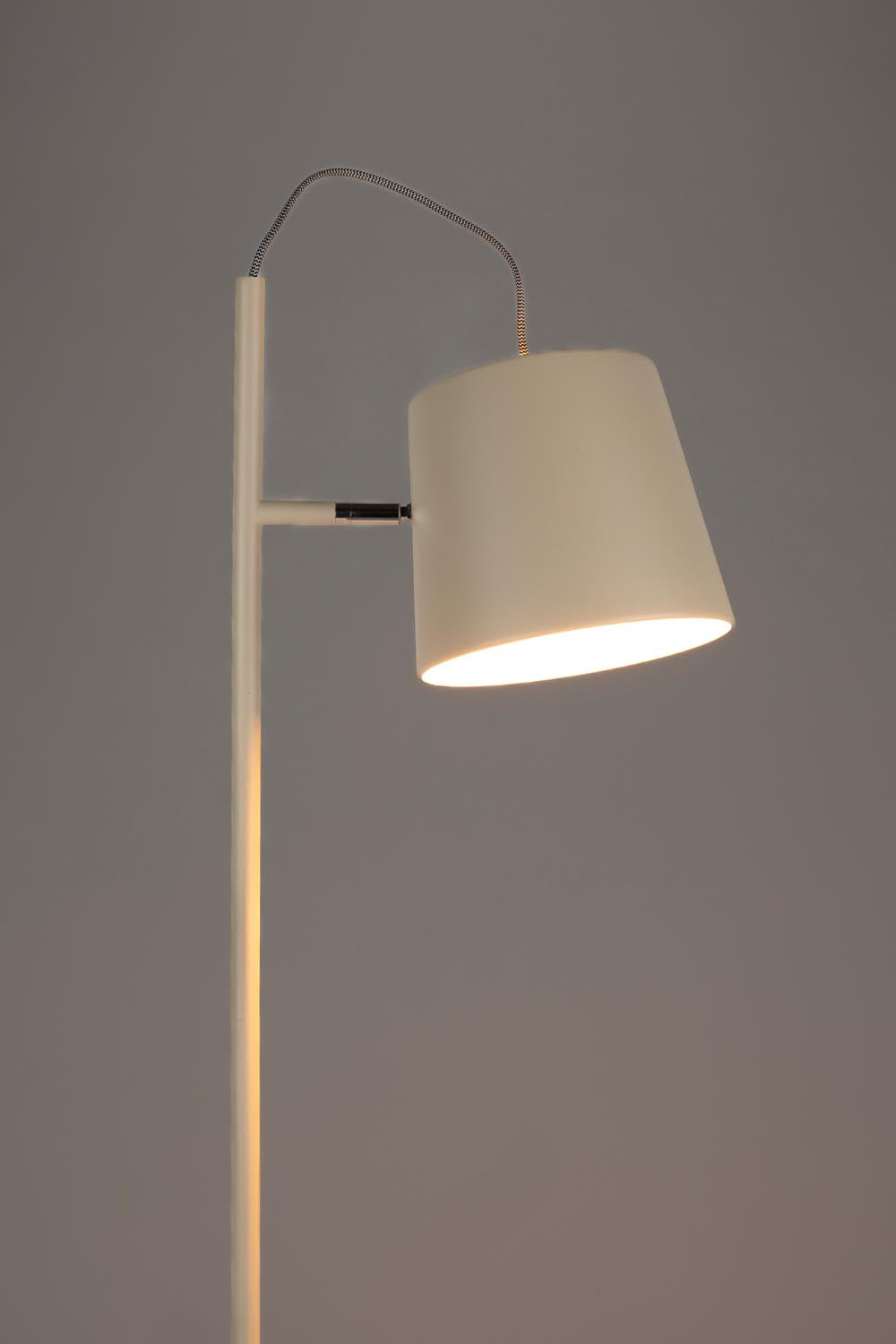 Verleihen Sie Ihrem Zuhause mit der Buckle Head Stehlampe von Zuiver einen modernen Akzent – stilvoll, funktional und individuell anpassbar.