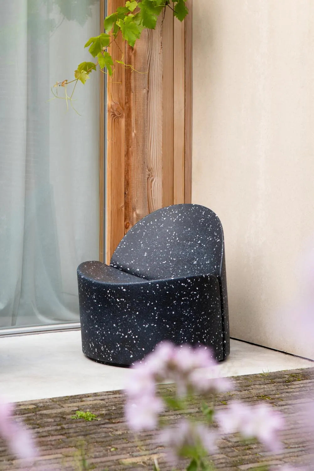 Stilvoller Bloom Loungesessel in Schwarz-Galaxy von Zuiver.