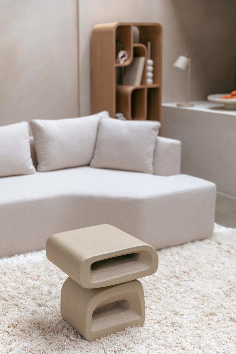Eddy Beistelltisch von Zuiver: Moderner Tisch aus robustem Harz, ideal für jeden Raum. Pflegeleicht, harmonisches Design und vielseitige Farben.