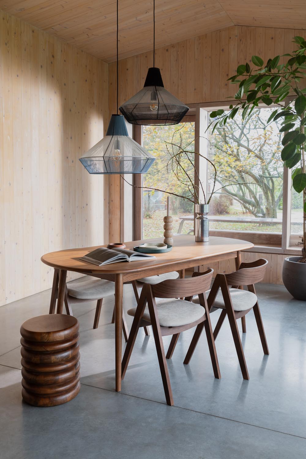 Entdecke den Disc Hocker von Zuiver: Stilvolles Design aus Mangoholz, ideal als Sitzgelegenheit oder Beistelltisch. Perfekte Kombination aus Form und Funktion.