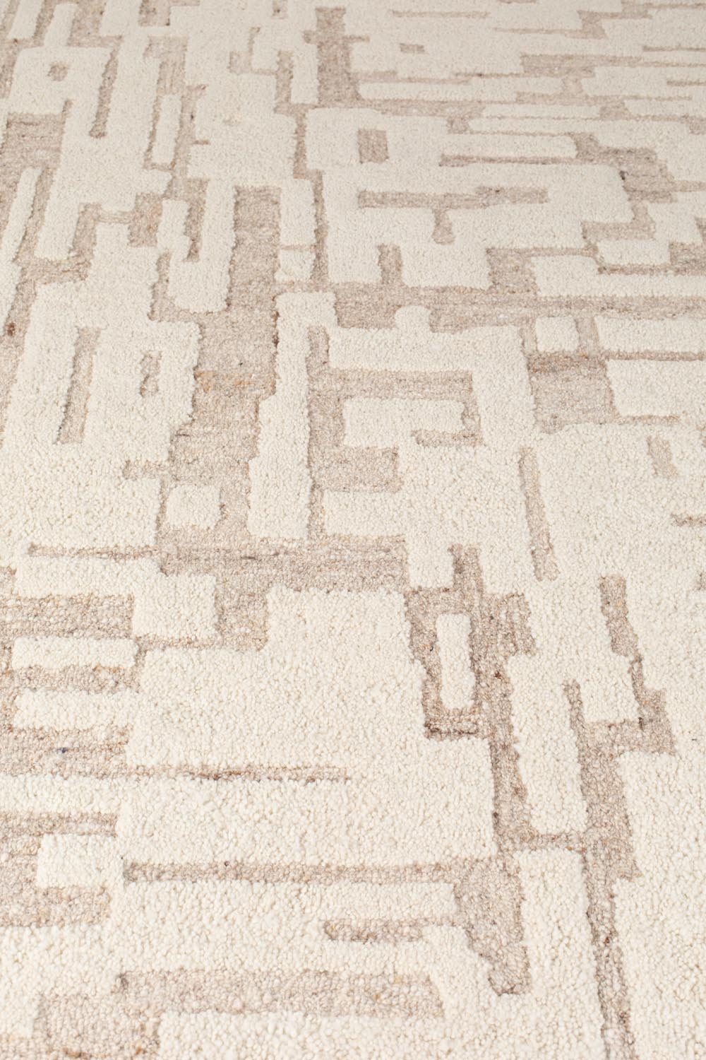 Zuiver Hills Teppich 200x300: Moderne Beige-Ästhetik für Ihr Wohnzimmer.