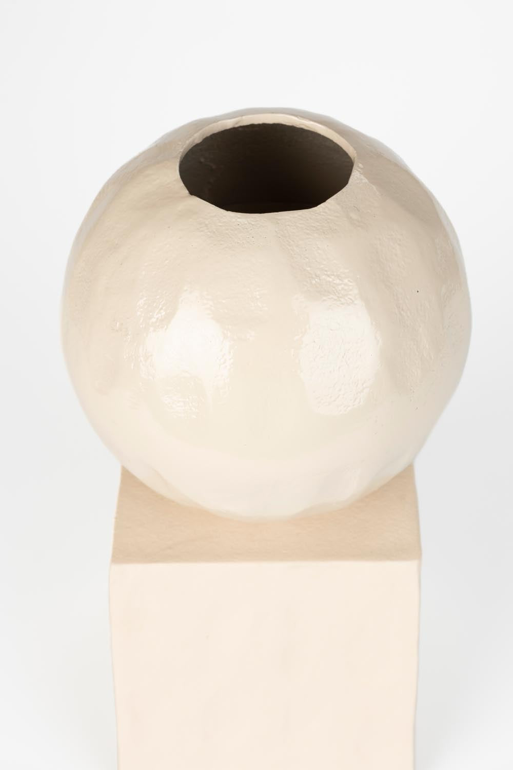 Krokusvase in Beige präsentiert im Onlineshop von KAQTU Design AG. Vase ist von Zuiver