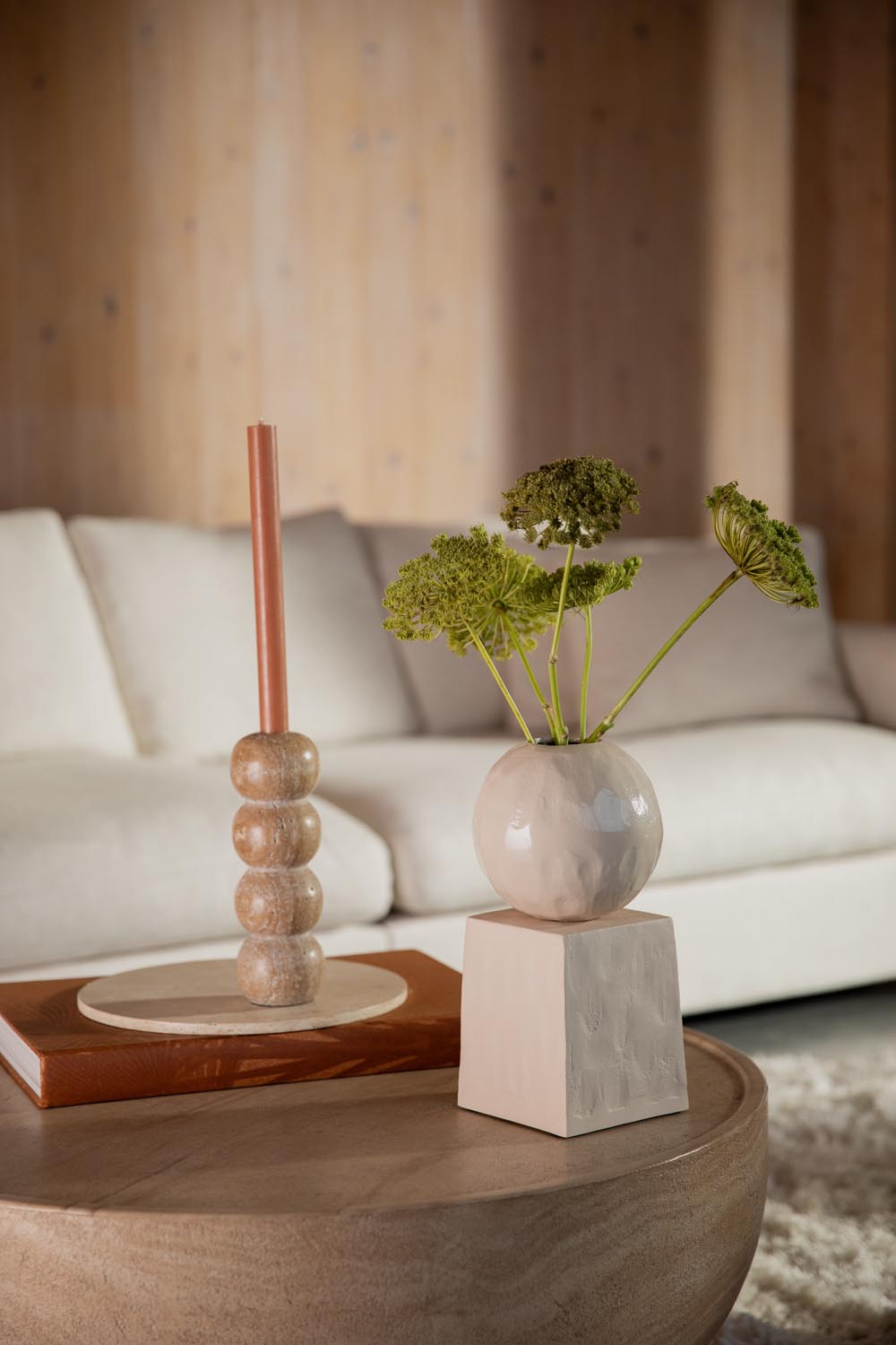 Krokusvase in Beige präsentiert im Onlineshop von KAQTU Design AG. Vase ist von Zuiver