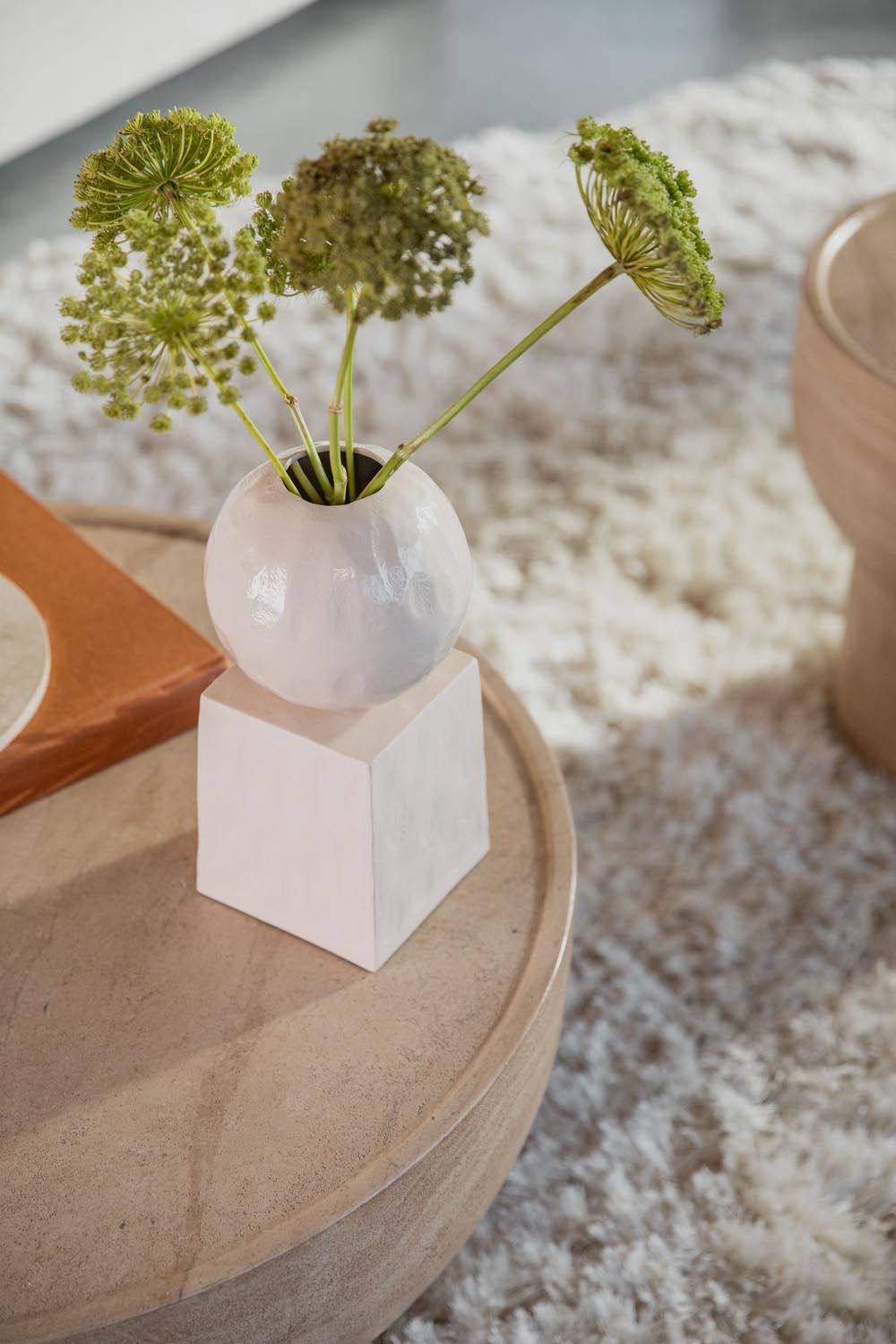 Krokusvase in Beige präsentiert im Onlineshop von KAQTU Design AG. Vase ist von Zuiver