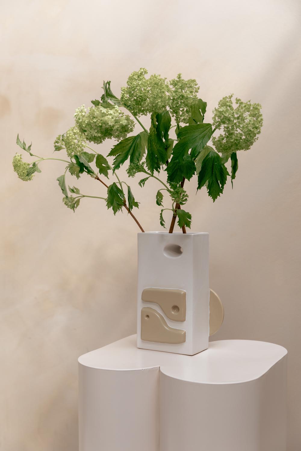Entdecken Sie die Bloomer Vase von Zuiver – eine stilvolle Keramikvase mit mattem Finish und harmonischen Farben, die Ihre Blumen elegant zur Geltung bringt.