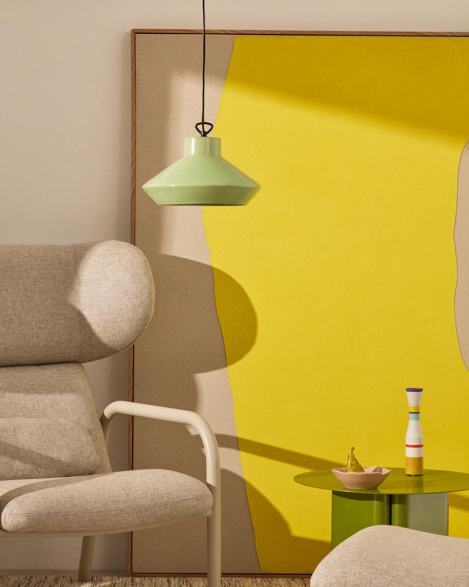 Deckenleuchte Portol aus grüner Keramik in Hellgrün präsentiert im Onlineshop von KAQTU Design AG. Pendelleuchte ist von Kave Home