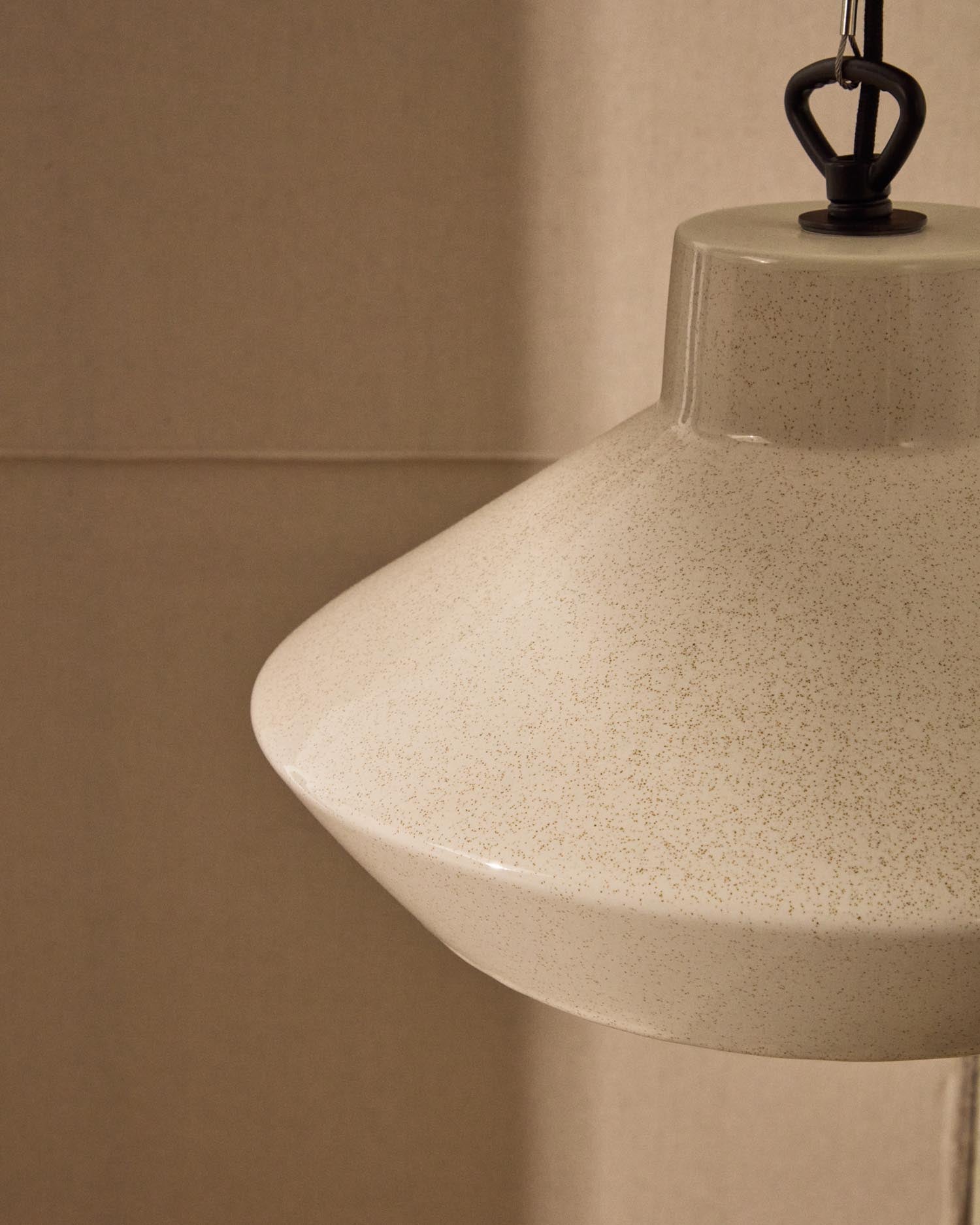 Deckenleuchte Portol aus beiger Keramik in Beige präsentiert im Onlineshop von KAQTU Design AG. Pendelleuchte ist von Kave Home