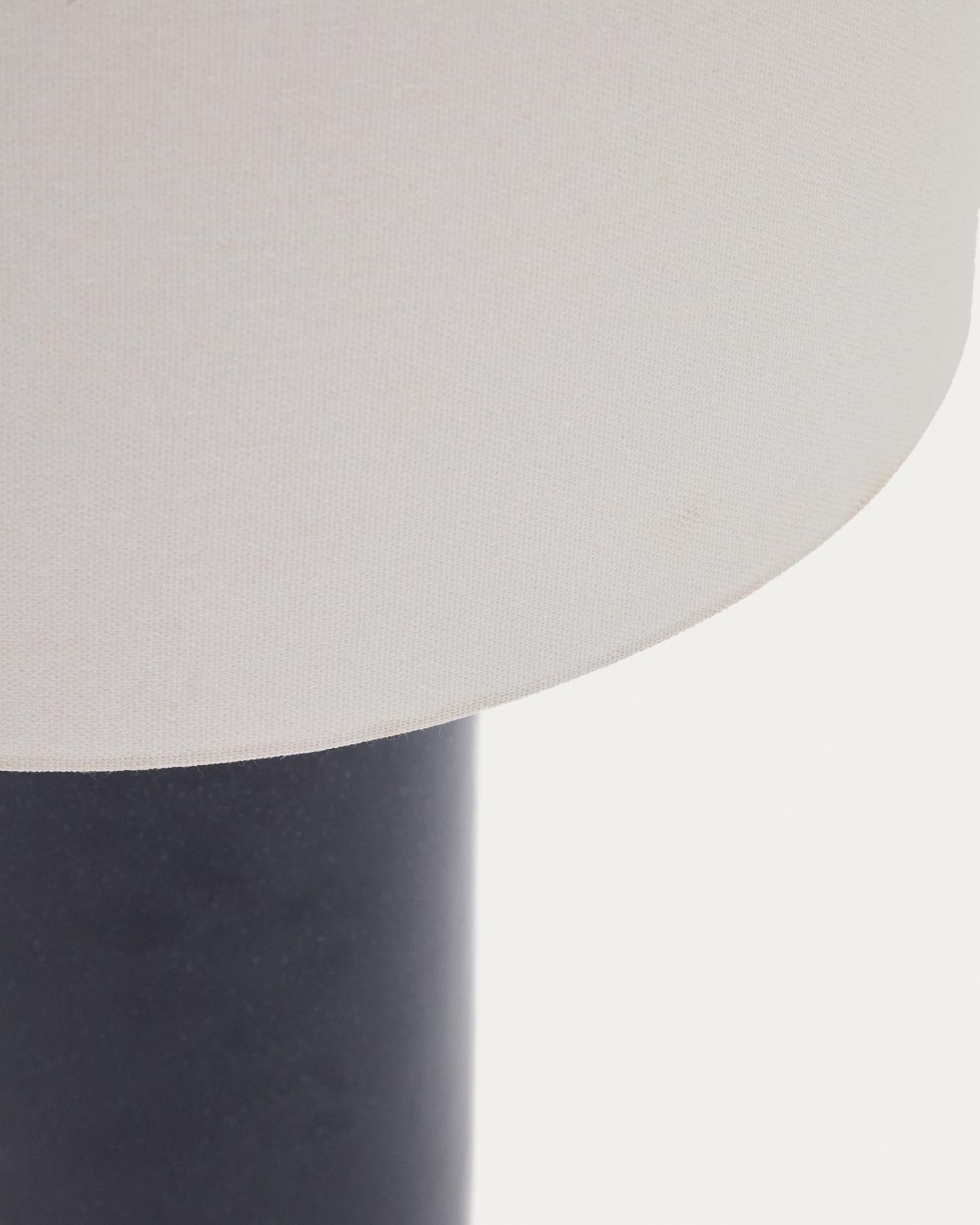 Die Tischlampe Toneric von Kave Home vereint elegantes Design mit Funktionalität. Der einzigartige blaue Keramiksockel und der beige Baumwollschirm schaffen eine gemütliche Atmosphäre.