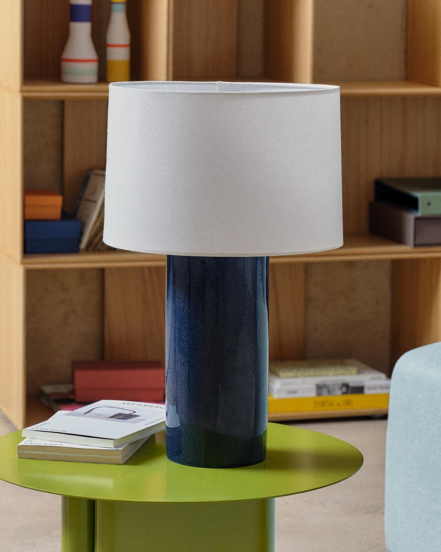 Entdecken Sie die stilvolle Tischlampe Toneric von Kave Home. Mit ihrem eleganten blauen Keramiksockel und dem warmen Baumwollschirm setzt sie Akzente in jedem Raum.