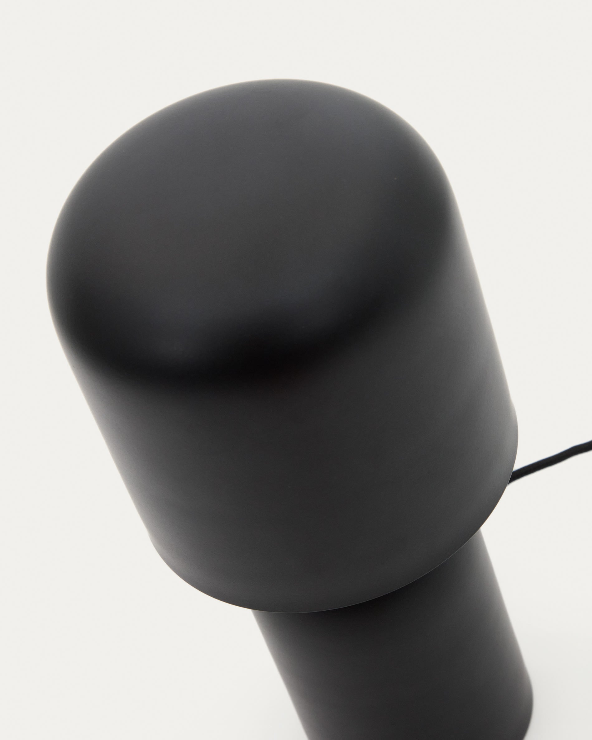 Tischleuchte Monze aus schwarz lackiertem Metall in Schwarz präsentiert im Onlineshop von KAQTU Design AG. Tischleuchte ist von Kave Home