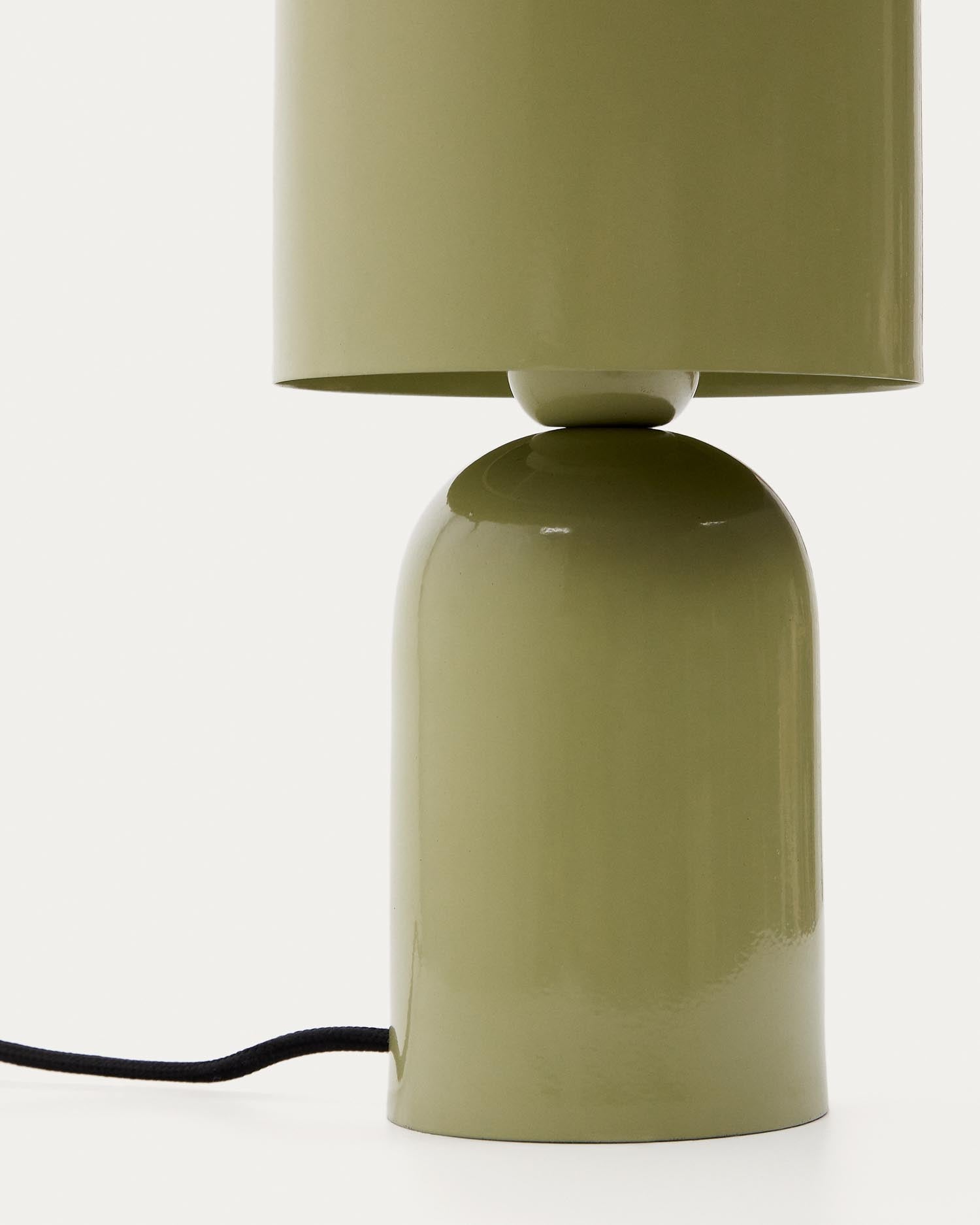 Tischleuchte Monze aus hellgrün lackiertem Metall in Grün präsentiert im Onlineshop von KAQTU Design AG. Tischleuchte ist von Kave Home