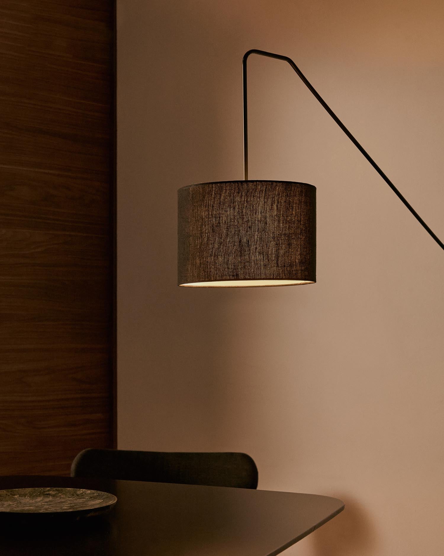 Moderne Wandleuchte Jex von Kave Home, aus robustem schwarz lackiertem Metall und Holz, schafft einladende Lichtakzente in jedem Raum.