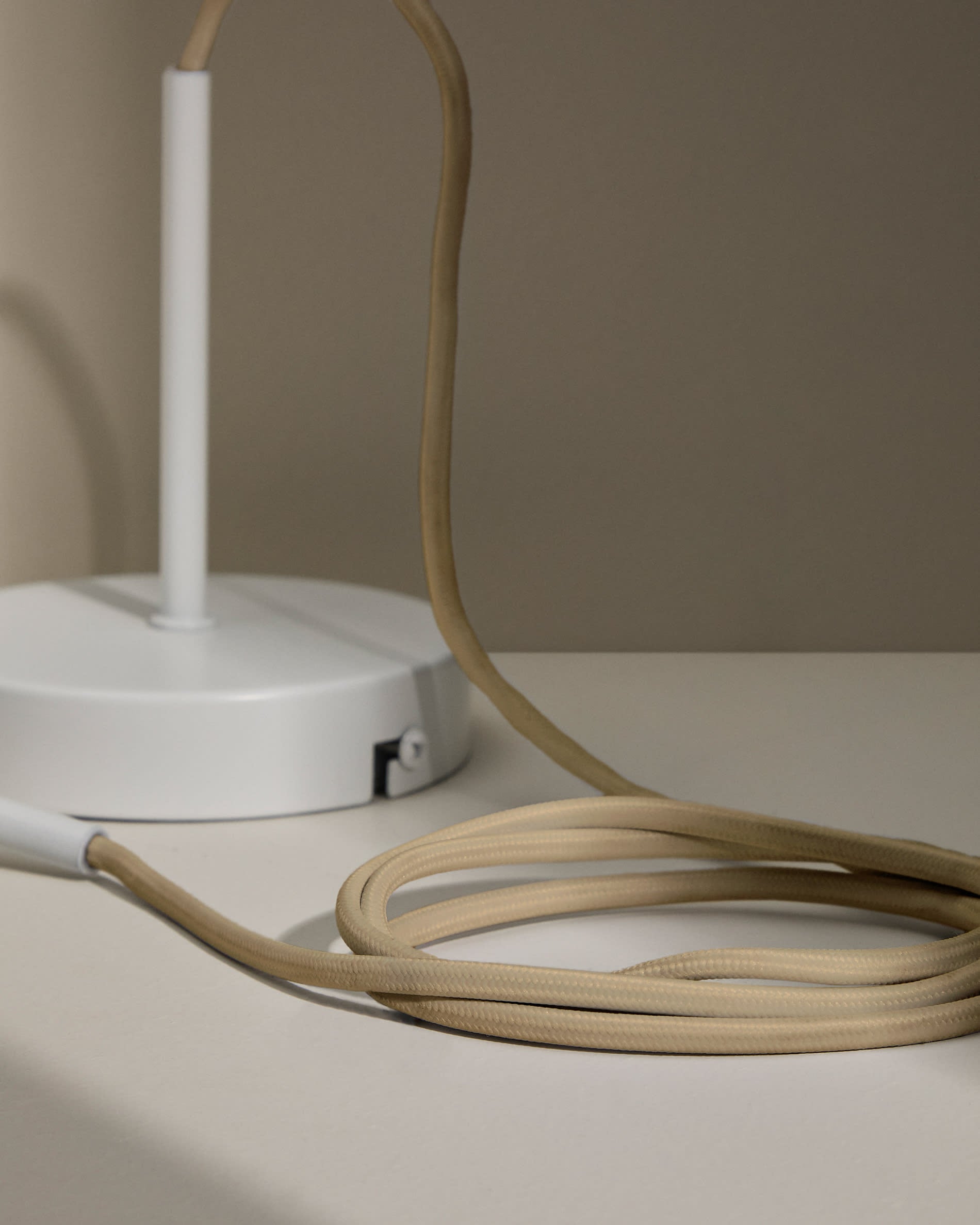 Lampenhalterung Fulvia aus Metall mit weissem Finish 150 m in Weiss präsentiert im Onlineshop von KAQTU Design AG. Kabel / Lampenfassung ist von Kave Home