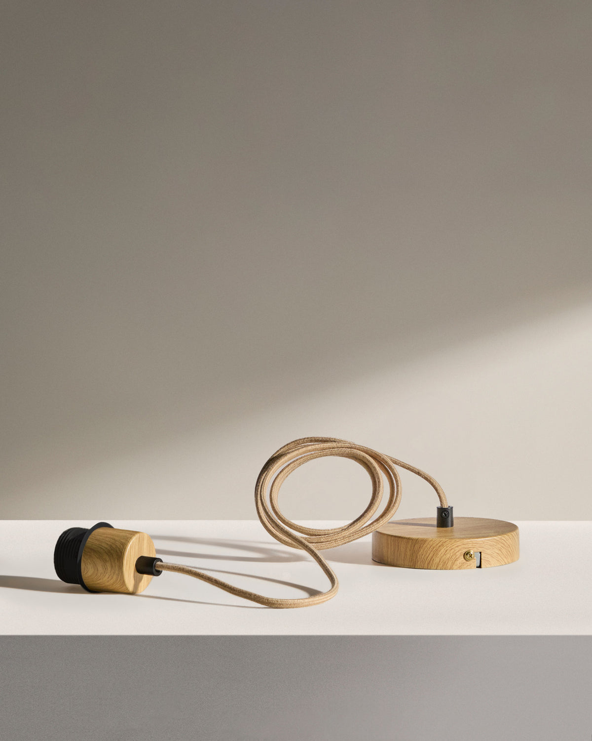 Lampenhalterung Kaede aus Metall mit Holzdekor 150 cm in Weiss präsentiert im Onlineshop von KAQTU Design AG. Kabel / Lampenfassung ist von Kave Home