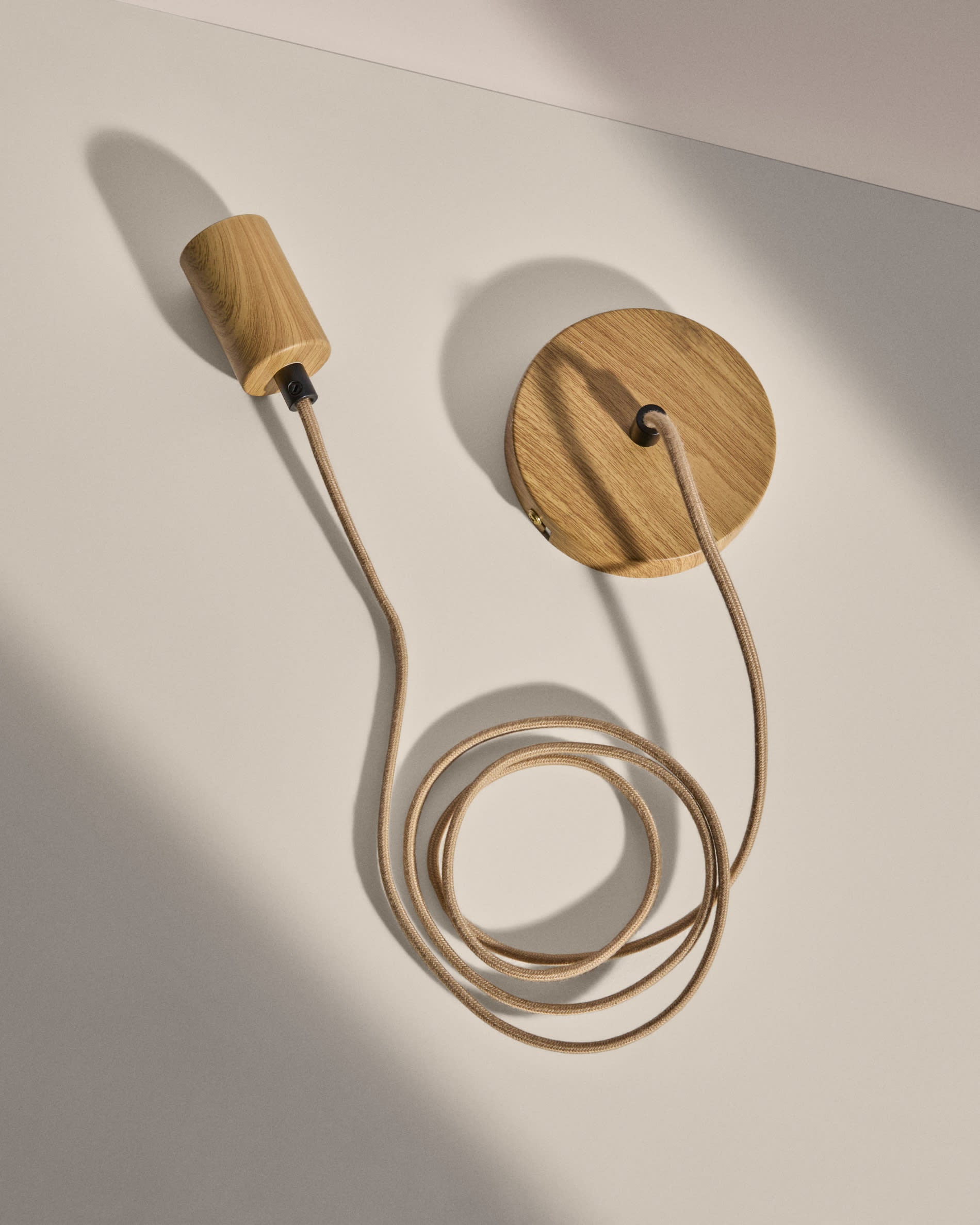 Lampenhalterung Kaede aus Metall mit Holzdekor 150 cm in Weiss präsentiert im Onlineshop von KAQTU Design AG. Kabel / Lampenfassung ist von Kave Home