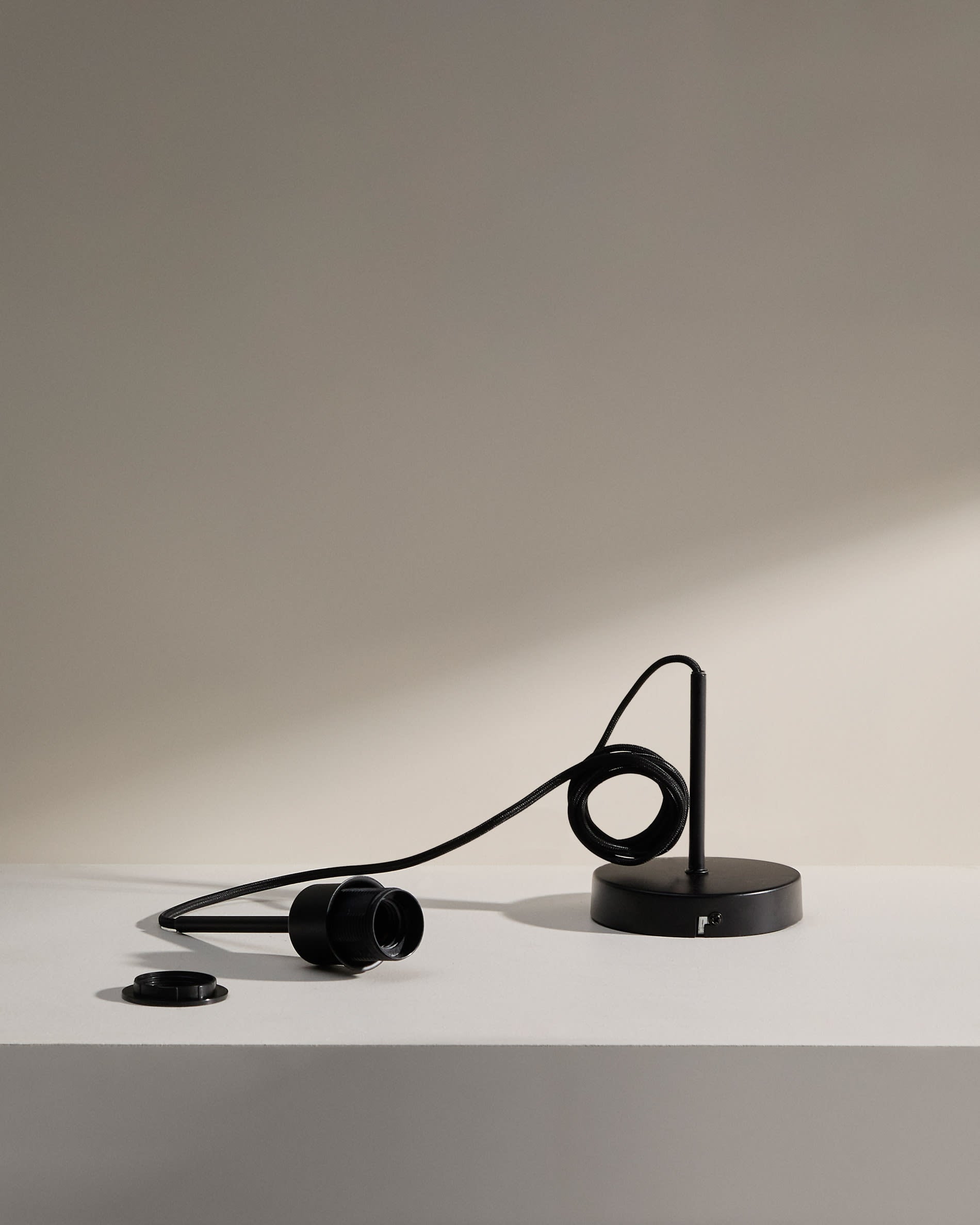 Lampenhalterung Fulvia aus Metall mit schwarzem Finish 250 m in Schwarz präsentiert im Onlineshop von KAQTU Design AG. Kabel / Lampenfassung ist von Kave Home