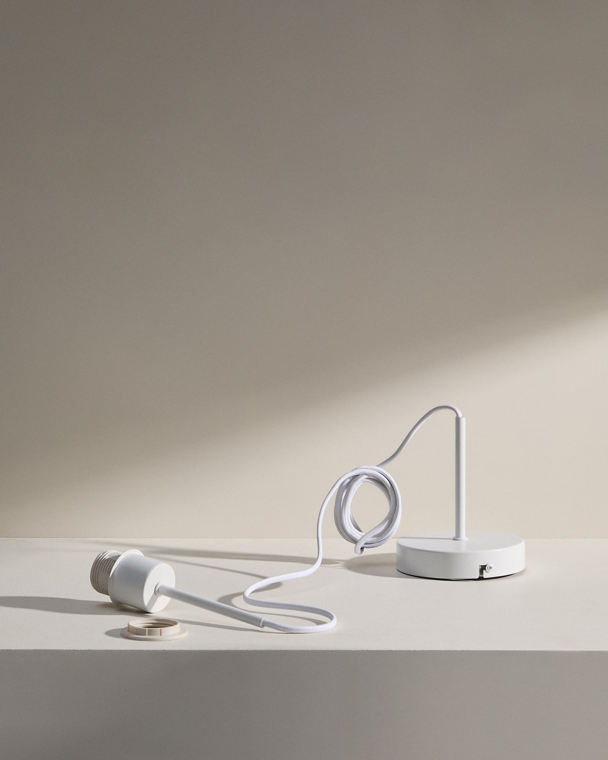 Lampenhalterung Fulvia aus Metall mit weissem Finish 250 cm in Weiss präsentiert im Onlineshop von KAQTU Design AG. Kabel / Lampenfassung ist von Kave Home