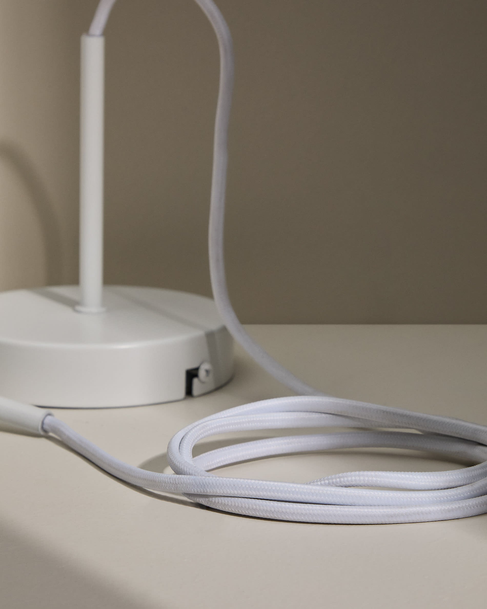 Lampenhalterung Fulvia aus Metall mit weissem Finish 250 cm in Weiss präsentiert im Onlineshop von KAQTU Design AG. Kabel / Lampenfassung ist von Kave Home