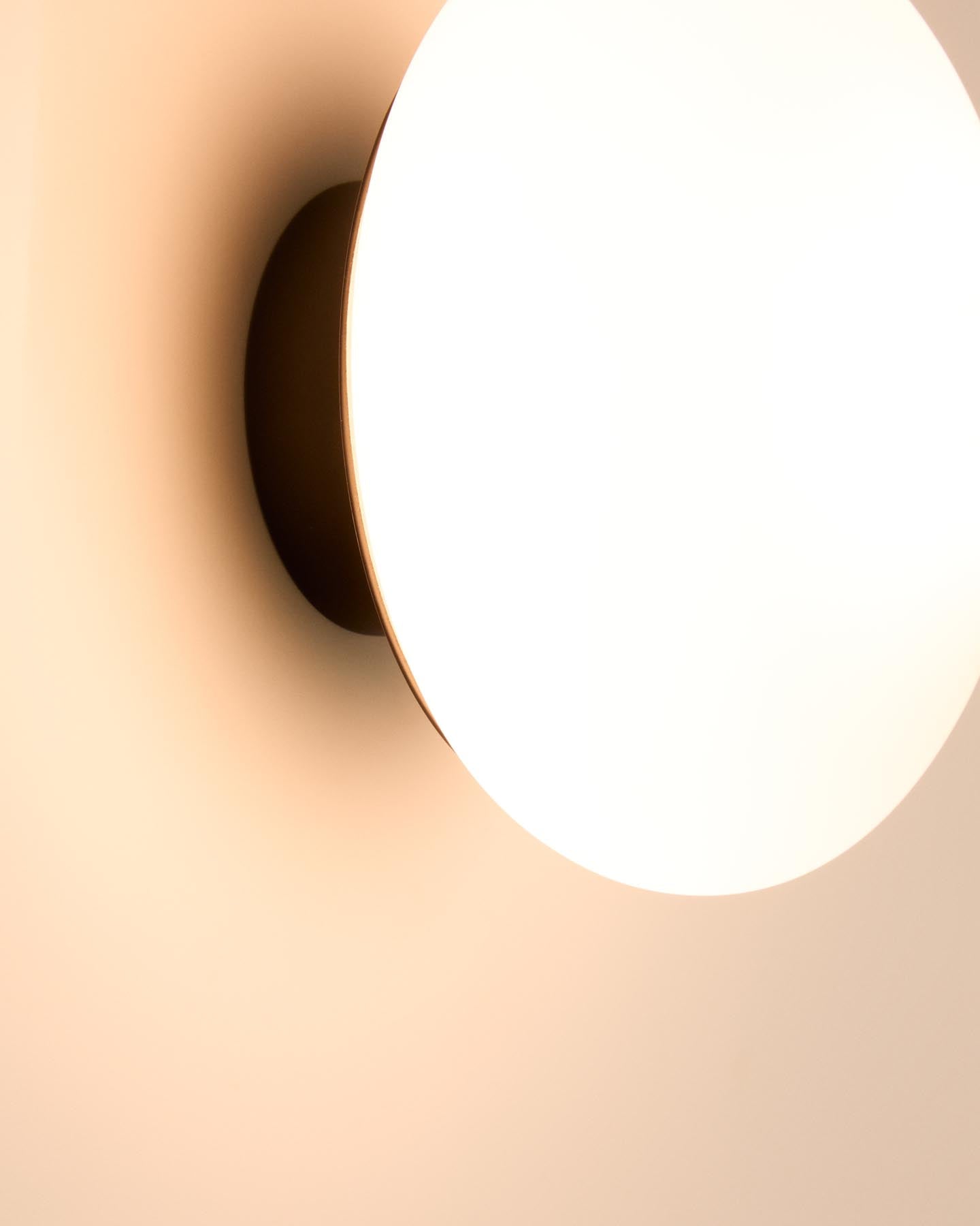 Wandleuchte Bamila aus Rauchglas und schwarzem Metall Ø 15 cm in Schwarz präsentiert im Onlineshop von KAQTU Design AG. Wandleuchte ist von Kave Home