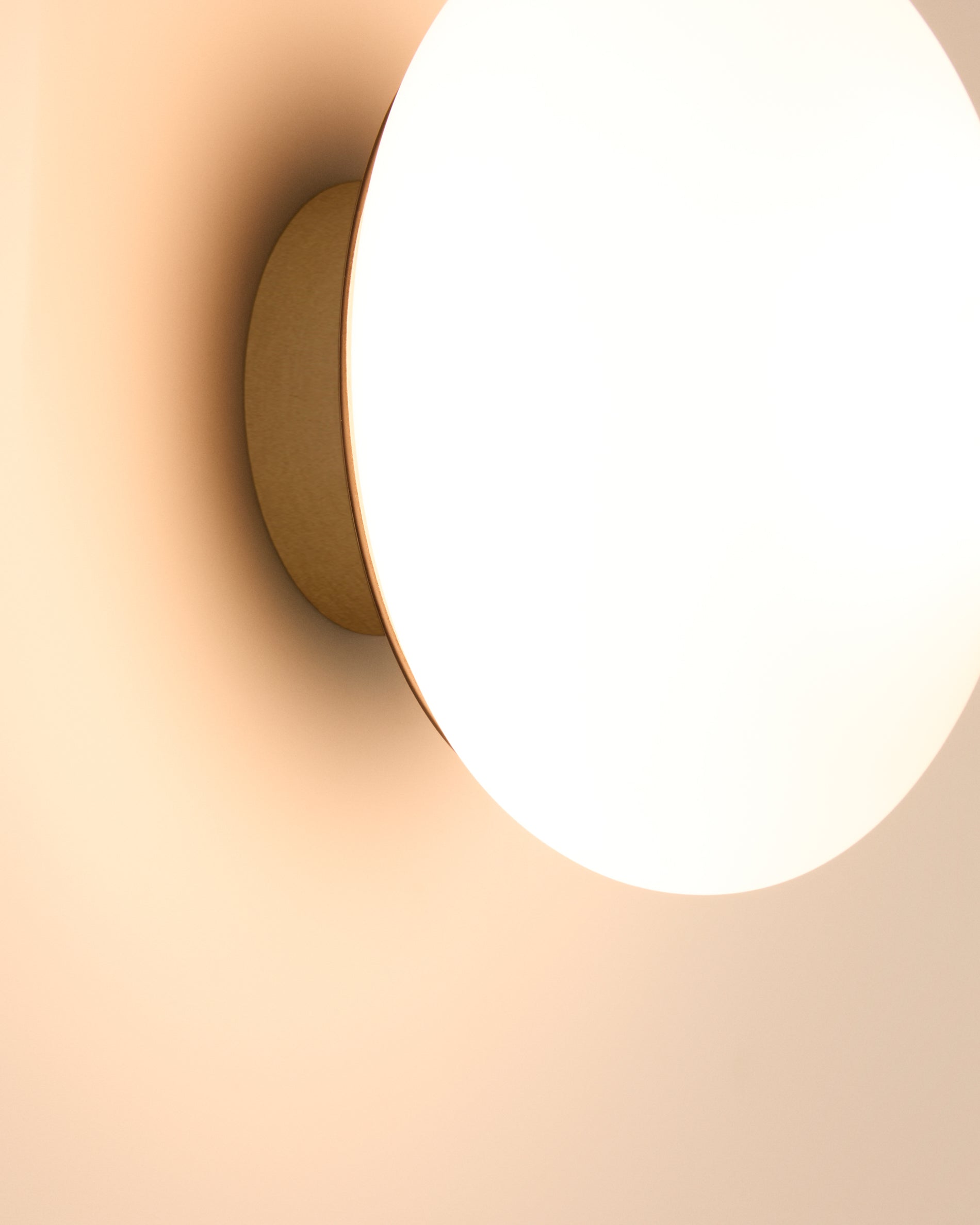 Wandleuchte Bamila aus Rauchglas und Nickel Ø 15 cm in Silber präsentiert im Onlineshop von KAQTU Design AG. Wandleuchte ist von Kave Home