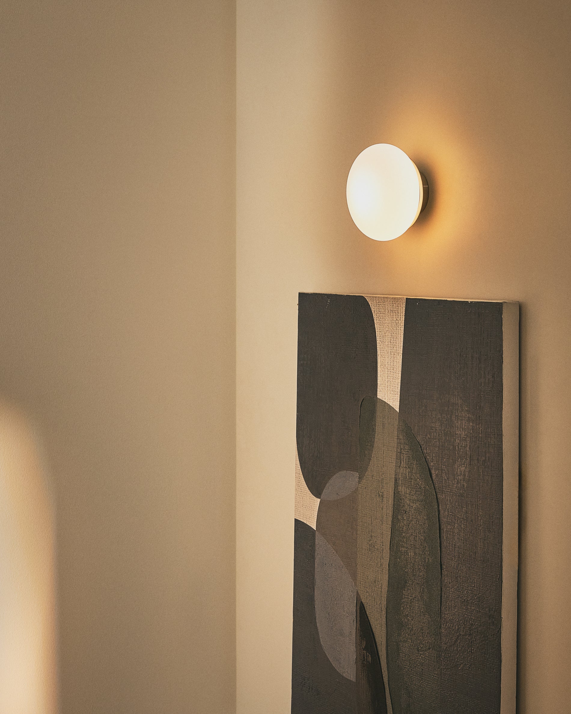 Wandleuchte Bamila aus Rauchglas und Nickel Ø 15 cm in Silber präsentiert im Onlineshop von KAQTU Design AG. Wandleuchte ist von Kave Home